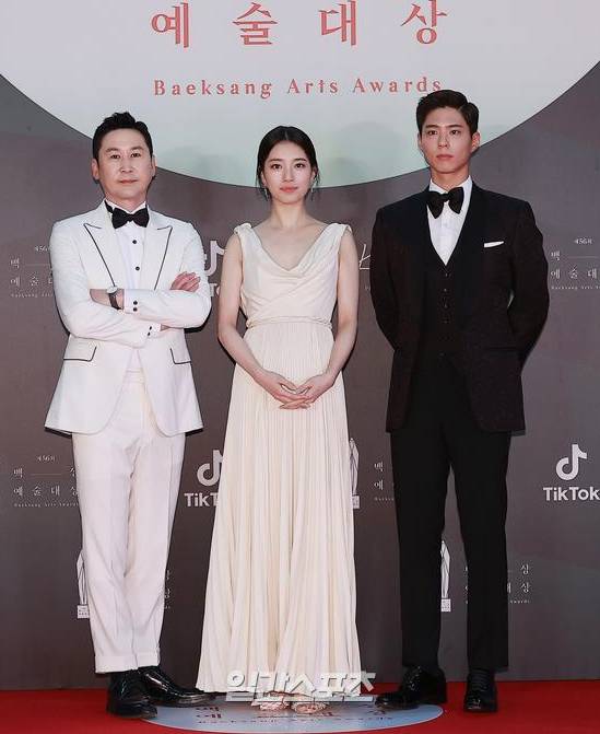 Thảm đỏ Baeksang Art Awards 2020: Bà cả Kim Hee Ae của Thế giới hôn nhân đụng độ chị đẹp Son Ye Jin-4